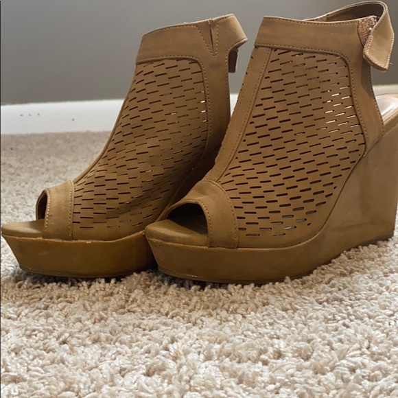 Tan wedges - Picture 2 of 3